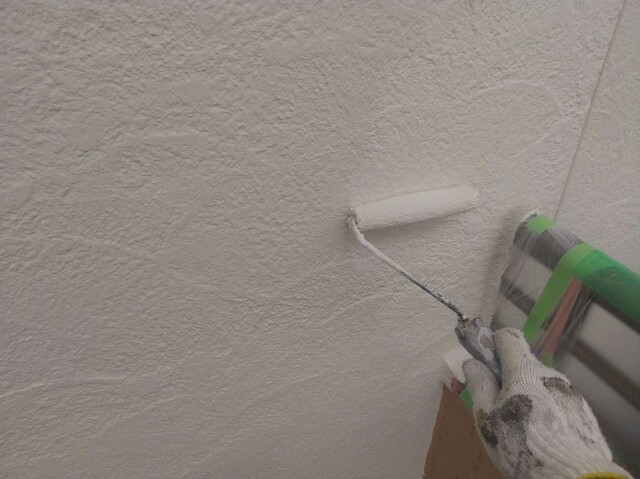 外壁リシン（上塗り塗装）<br />
<br />
より強靭な塗膜を形成して、耐候性や仕上がりを良くするため、もう一度塗装を施します。